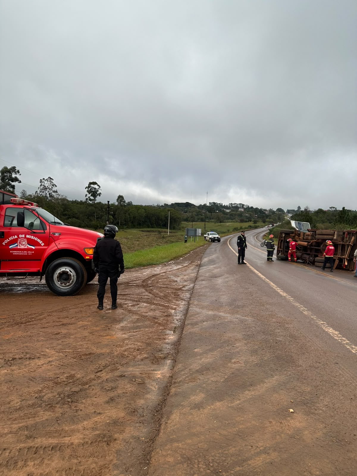 Volcó un camión sobre la Ruta 14 4